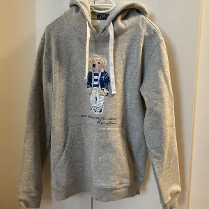 Ralph Lauren hoodir - Säljer en fåtals använd Polo Bear Ralph Lauren hoodie i strl L. Hoodien är i väldigt bra skick och så gott som ny. Nypris är runt 2500 (mitt pris 950). Priset är inte hugget i sten. Hör av er om det är något ni undrar över😁