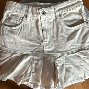 Supersöt kjol - Så fin kjol med medellåg midja, det är en lite kortare kjol. Aldrig använd då den är för liten för mig nu. 