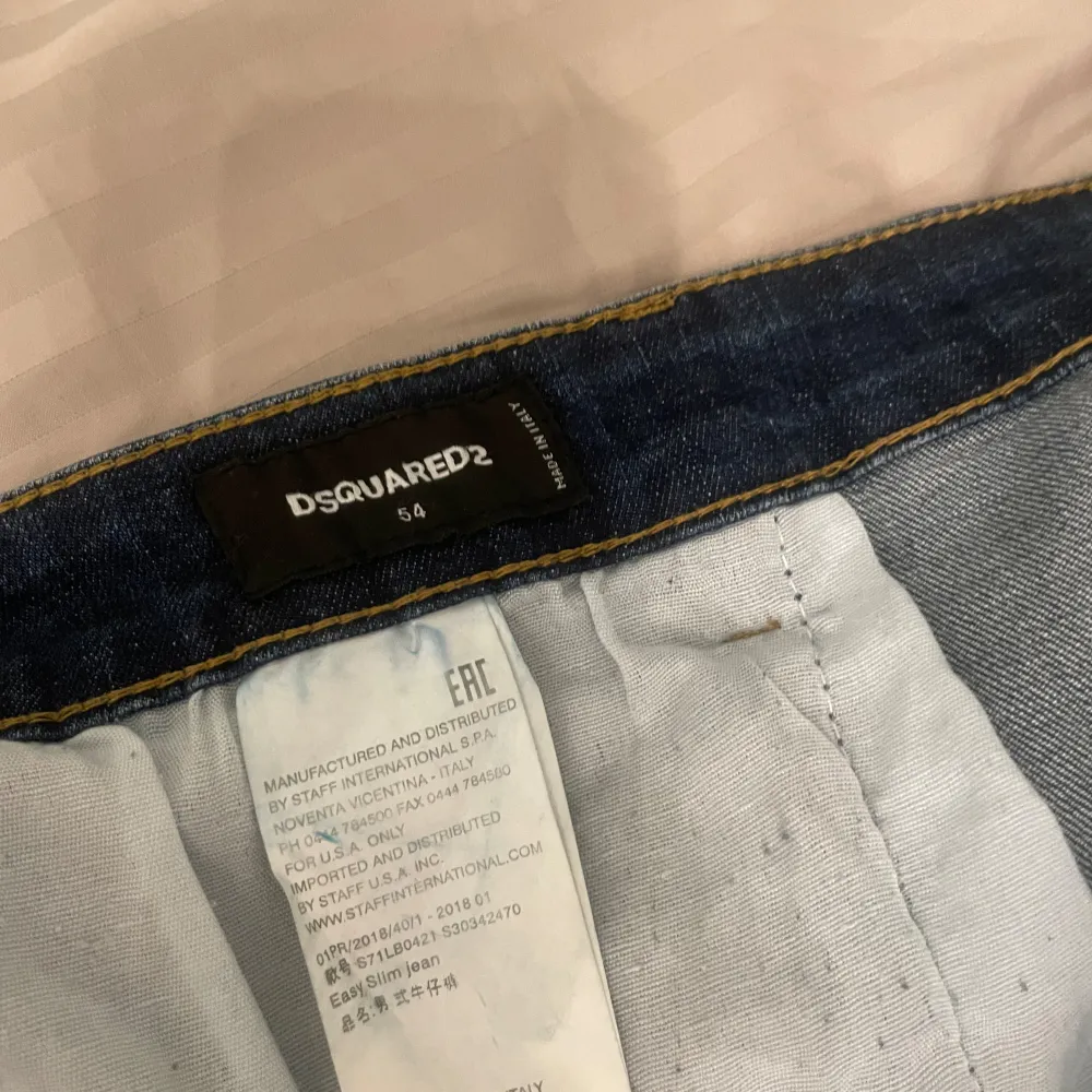 Säljer dessa tvärfeta Dsquared2 jeans i storlek 54 som inte kommer till användning längre. Inga fläckar eller hål. Äkta såklart. Köpa för längesen så har tappat bort kvittot. Jeans & Byxor.