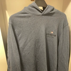 Lexington Hoodie   - Säljer en stilren och bekväm hoodie från Lexington i storlek M. Tillverkad av högkvalitativa material, är den både mjuk och hållbar, vilket gör den idealisk för daglig användning. Hoodien är i gott skick. Nypriset var 1400 SEK.