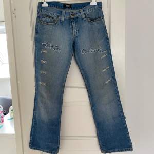 Mina älsklings Dolce & Gabbana jeans är nu till salu! Perfekt passform på mig som bär storlek 38, 177 cm lång. Lite utsvängda och lågmidjade. Vackra detaljer med glitter korn på både framsidan och baksidan, några slitningar på låren. Inga defekter ❤️‍🔥