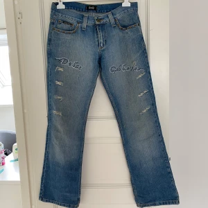 Dolce & Gabbana jeans - Mina älsklings Dolce & Gabbana jeans är nu till salu! Perfekt passform på mig som bär storlek 38, 177 cm lång. Lite utsvängda och lågmidjade. Vackra detaljer med glitter korn på både framsidan och baksidan, några slitningar på låren. Inga defekter ❤️‍🔥