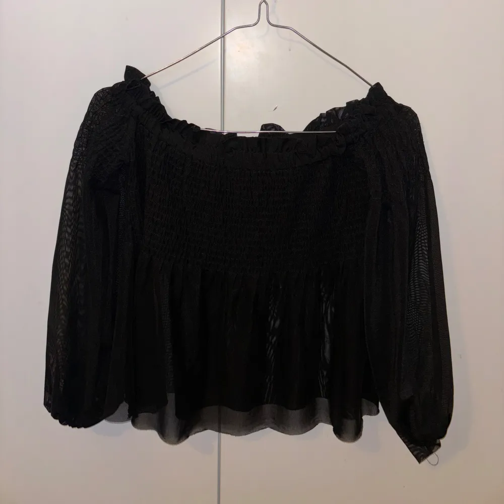 En fin svart blus så både kan användas off shoulder eller täcka axlarna, i fint skick och endast använd ett fåtal gånger.💕 Storlek: Xs ( men passar även S). Blusar.