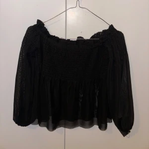 Blus - En fin svart blus så både kan användas off shoulder eller täcka axlarna, i fint skick och endast använd ett fåtal gånger.💕 Storlek: Xs ( men passar även S)
