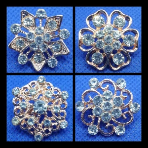 Små söta kristallbroscher  - Köp 1 Brosch för 25÷ 3 st för 65÷ och 5 st för 100÷ Vill du köpa fler än en så går det bra att välja fritt även bland de i mina 3 andra annonser, med broscher i samma storlek och pris. Dessa broscher finns med transparenta & färgade kristaller (röd, grön, blå, lila, champagne & rosa), de finns med silverfärgad, roseguldfärgad & guldfärgad metall. Mått ligger mellan 2-3 cm. Titta igenom alla mina upplagda & köp fler saker i bundle för att spara på frakten & få allt du köpt i ett och samma paket.