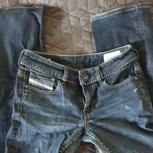 Diesel jeans - Lågmidjade bootcut diesel jeans, säljer eftersom de är för små, finns två små fläckar som nog går att ta bort men annars i bra skick💞💞