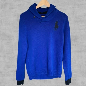 Stickad Tröja Ralph Lauren  S - Stickad Kofta från Polo Ralph Lauren i mycket bra skick. Inga täcken slitage och minimala användnings spår.  Den är i storlek XL(18-20) som motsvarar S. 100% Bomull. OBS skjortan i första bilden medföljer ej.   Ställ gärna frågor vid funderingar. 