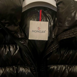 Moncler jacka  - Inga skador eller dofter i jackan väl skött 