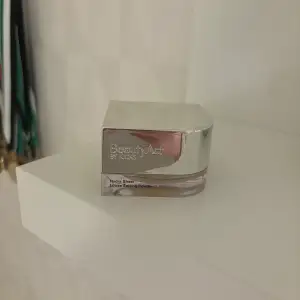 Säljer en Hydra Sheer Loose Setting Powder från BeautyAct. Denna ultrafina puder är perfekt för att sätta din foundation och hålla den på plats hela dagen. Färgen är Banana. Är i mycket bra skick, bara öppnat och kollat färgen och testat en gång. Så nästan helt oanvänt.