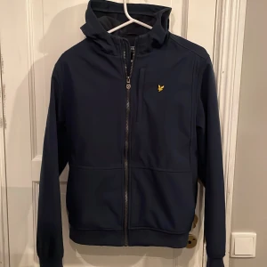 Lyle scott jacka - Säljer denna snygga jacka som endast är använd ett fåtal gånger, nyskick! Storleken är 170 men passar S. 