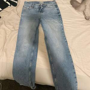 Säljer ett par klassiska blå jeans från Perfect Jeans i storlek 34. De har en straight passform och är i bra skick. Perfekta för vardagsbruk och kan matchas med nästan vad som helst. Dragkedja och knapp framtill för enkel stängning.