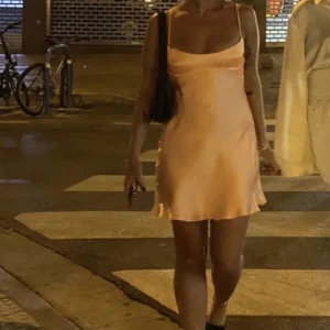 Zara satin klänning  - Säljer min svarta satin klänning ifrån Zara. Den är i storlek M och inprincip i helt nytt skick. Lånade bilder.