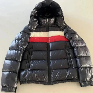 Moncler maya - Säljer denna feta moncler jacka i storlek 14 y men sitter som xs. Skick 9/10. Självklart äkta. Skriv vid minsta lilla fundering