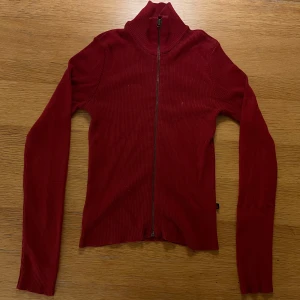 Ribbstickad Kofta från Dolce & Gabbana - Snygg och varm kofta! Storlek L men har funkat lite oversized på mig som brukar ha XS. 