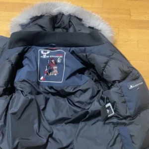 Moose knuckles jacka strl M  - Moose knuckles jacka strl M till salu. Den är i bra skick, den har dock haft en skada vid axeln som är lagad och syns lite grann, upplagd bild på de finns. Priset kan diskuteras vid snabb affär. 
