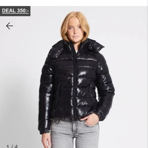 Populär lager 157 jacka - Jacka ifrån kager 157. Inte använd, prislappen är kvar. Säljer för lite mer som jag köpte den för eftersom den är ganska svårt att hitta💕 (priset kan diskuteras)