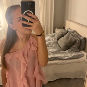 Rosa volangblus - Säljer en superfin rosa blus med volangdetaljer. Perfekt för sommardagar eller en festlig kväll. Den är i storlek m men passar mig som bär xs/s. Den är i nyskick. Hör av er vid frågor 💘💘