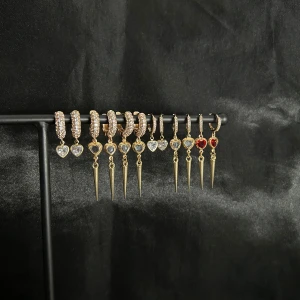 Örhängen m hjärta guld - Säljer dessa jätte snygga örhängen i guld för som högst 140kr/paret! Man väljer vilken färg man vill ha😍 Kunden står för frakt, jag har tillverkat dessa själv!