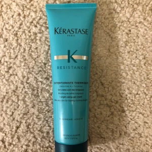 Kérastase Resistance Extentioniste Thermique - Säljer en Kérastase Resistance Extentioniste Thermique gelkräm. Perfekt för att skydda och vårda hårets längder vid föning. Innehåller kreatin och taurin för att stärka och ge ett friskt utseende. Leave-in formula som inte behöver sköljas ur. Perfekt för dig som vill ha längre och starkare hår! Använd ett fåtal gånger minst 80 procent kvar.