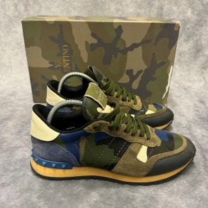 VALENTINO ROCKRUNNERS  - - Valentino Rockrunners - Skick: 9,5/10 - Tillbehör: enbart skorna - Storlek 40 - Nypris ca 7000 // Deluxecloset
