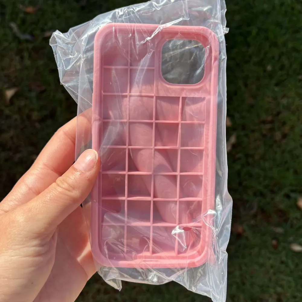 Säljer ett snyggt rosa mobilskal från rhode, perfekt för iPhone 13. Säljer pga fel storlek för min mobil och säljer enbart skalet. Det kommer i originalförpackning och är helt nytt. Perfekt inför Julen🩷. Accessoarer.