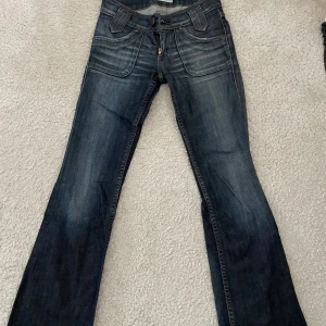 Mörkblå jeans från Lee - Ett par snygga mörkblå jeans från Lee! Jeansen är raka i modellen och lite för korta för mig som är 162 cm.  W 26 L 31