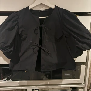 Svart topp med knytband - Så fin topp från Gina, bra skick!🥰
