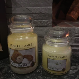 Yankee Candle doftljus - Säljer flera Yankee Candle doftljus i olika dofter och färger. 'Soft Blanket' och 'Fluffy Towels'  'Blue Satin Sashes' och 'Drift Away' samt 'Pineapple Cilantro' i en fräsch grön färg. Perfekta för att skapa en mysig atmosfär hemma. Köp dem tillsammans eller separat! Styck pris är 269 och paketpris för 2st är 465🌟🕯️