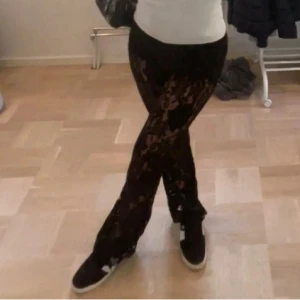 Utsvängda spetsbyxor  - Säljer ett par utsvängda spets byxor som jag själv köpte begagnat men dem var tyvärr för stora för mej. Tjejen jag köpte dem av sa att dem skulle va i storlek xs men skulle säga att dem mer är som s! Lånad bild 