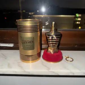 Jean Pul Gaultier elixir parfym till salu! Nästan helt full och perfekt om man vill lukta maskulint och sticka ut ur mängden. Doftar bland annat vanilj och honung vilket är klass. Väldigt stark parfym så rekomenderar ej mer än 3 sprut per användning. Köpt på Åhlens för 1145 och är öppen för både byten samt upphämtning i stockholm. Var inte rädd att höra av dig vid frågor!