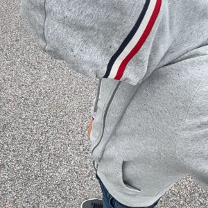 Grå huvtröja från Moncler - Säljer en snygg grå huvtröja från Moncler i mycket bra skick. Tröjan är självfallet äkta 💯tröjan är i storlek M och han använts väldigt försiktigt. Tröjan är i moddelen Moncler maglia zip up och tillverkas inte längre. Nypris 6599kr mitt pris 3299kr. Pris går självfallet att diskuteras! Tills dess ha de gött!!!! Mvh Noel 