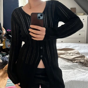 Stickad kofta  - Kofta med knappar i fint stickat mönster, så fin att ha som klänning med minidress under. 