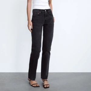 Svarta jeansbyxor - Snygga svarta jeansbyxor i straight fit. Perfekta för både vardag och fest. De har en klassisk design med fem fickor och knappgylf. Passar till allt. Liten i storlek skulle jag säga.