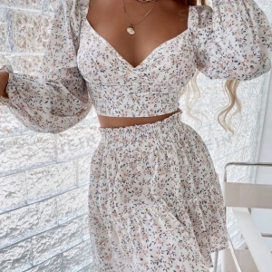 Blommig croppad blus med puffärmar samt en matchande kjol - Settet är ifrån SHEIN och har bara legat i garderoben nu ett bra tag. Blusen är lite för stor för mig runt bysten. Den passar super bra för fest eller midsommar eller bara nåt gulligt att ha på sig en varm sommar dag. 
