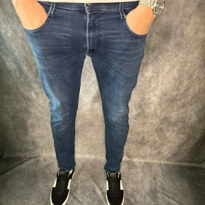 REPLAY ANBASS JEANS  - // Replay anbass jeans | Storlek W32/L32 | Nypris runt 1800kr | Kontakta för fler frågor eller funderingar // Deluxecloset 