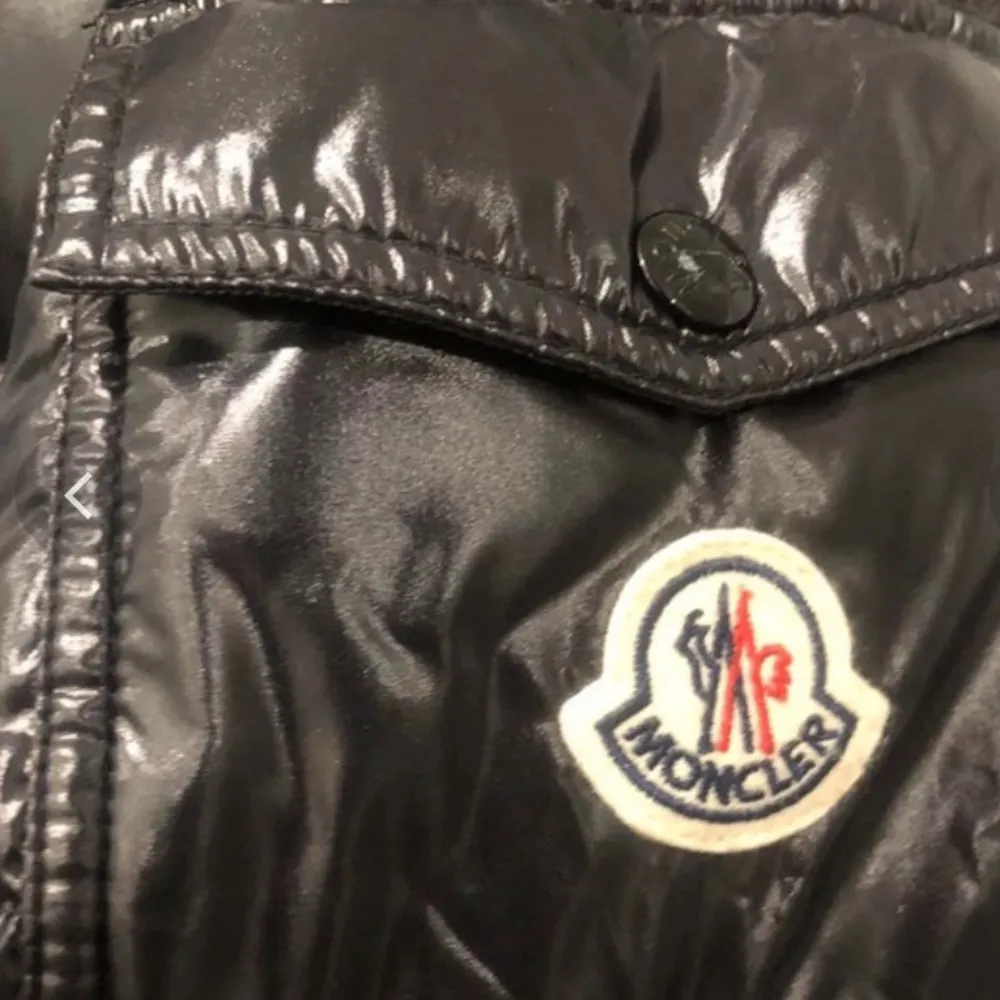 Moncler maya i nyskick perfekt för nu till vintern eller som julklapp🎁🌟jackan är size 2 som motsvarar M, vid fler frågor kontakta privat. Jackor.