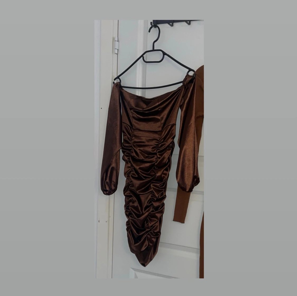 Brun satin klänning