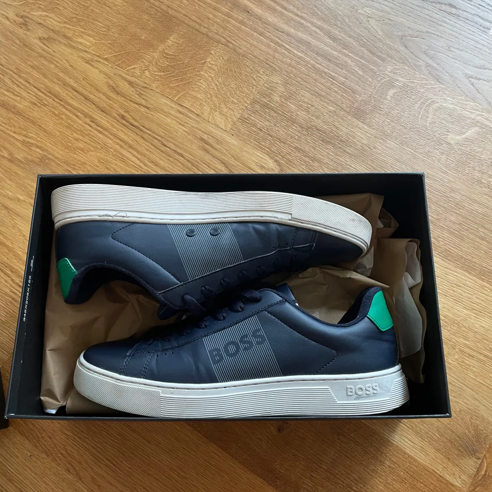 Säljer ett par snygga navy sneakers från BOSS i mycket bra skick. Nypris ca 2k, mitt pris 499! Priset är ej diskuterbart då det är redan så lågt.. Hör av er vid andra frågor 👏. Skor.