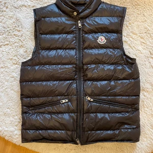 Väst - Bra skick, knappt använd då den är för liten. Passar S eventuellt M                                         Mötts upp i Göteborg