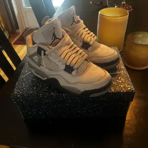 Jordan 4or i storlek 41, lite creasade annars i bra skick. Kommer med orginalkartong