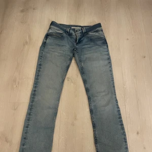 blåa jeans  - Säljer ett par blå jeans i bra skick. dem är knappt använda och supersnygga på, dom är lite utsvängda i benen och lågmidjade 