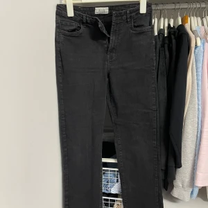 Svarta jeans från SH ease  - Snygga svarta jeans i bra skick från Stock & Honk. De har en klassisk femficksdesign och stängs med dragkedja och knapp. Perfekta för både vardag och fest!