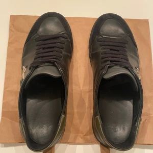 Axel Arigato skor - Tja säljer dessa snygga Axel Arigato skor, köpta för 2500kr fast säljer dom för 600kr, mycket bra skick och är i storlek 40