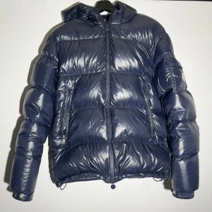 Moncler Ecrins - Skick: 8,5/10 Storlek: 3 Tillbehör: - Nypris: 19000kr