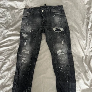 DSQUARED 2 Jeans  - Svarta Dsquared 2 jeans med vit målarfärg stänk! Riktigt schyssta i 8/10 skick! Pris går att diskutera vid smidig affär