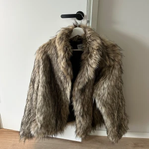 Fuskpäls jacka  - En så snygg fuskpäls jacka från nakd i strl 40, använd 1 gång, i jättefint skick, den perfekta pälsjackan!!