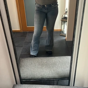 True Religion Jeans  - Säljer mina ljusblå True Religion Jeans då de är för stora i midjan , andvända 2-3 gånger så skicket är som nytt. 