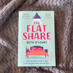 Säljer boken 'The Flatshare' av Beth O'Leary. Endast läst en gång och är i väldigt bra skick förutom ett böjt hörn. 