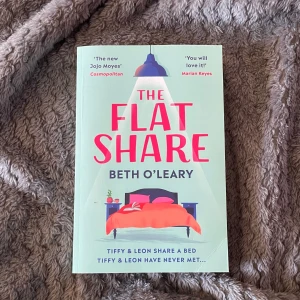 The Flatshare - Säljer boken 'The Flatshare' av Beth O'Leary. Endast läst en gång och är i väldigt bra skick förutom ett böjt hörn. 
