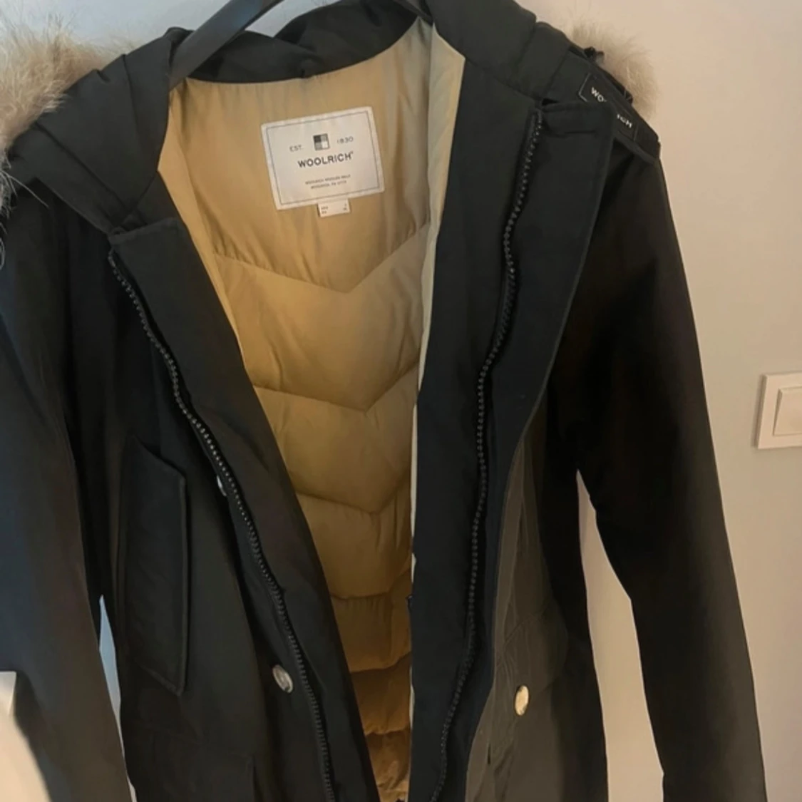 Svart parkajacka med pälsdetalj från Woolrich